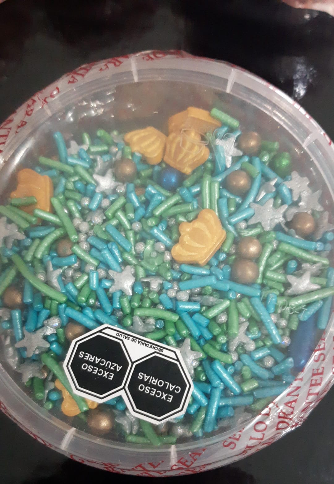 Mix de sprinkles con corona dorada y rods azules y verdes